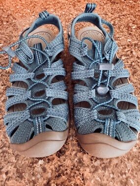 Keen sandals size 6
